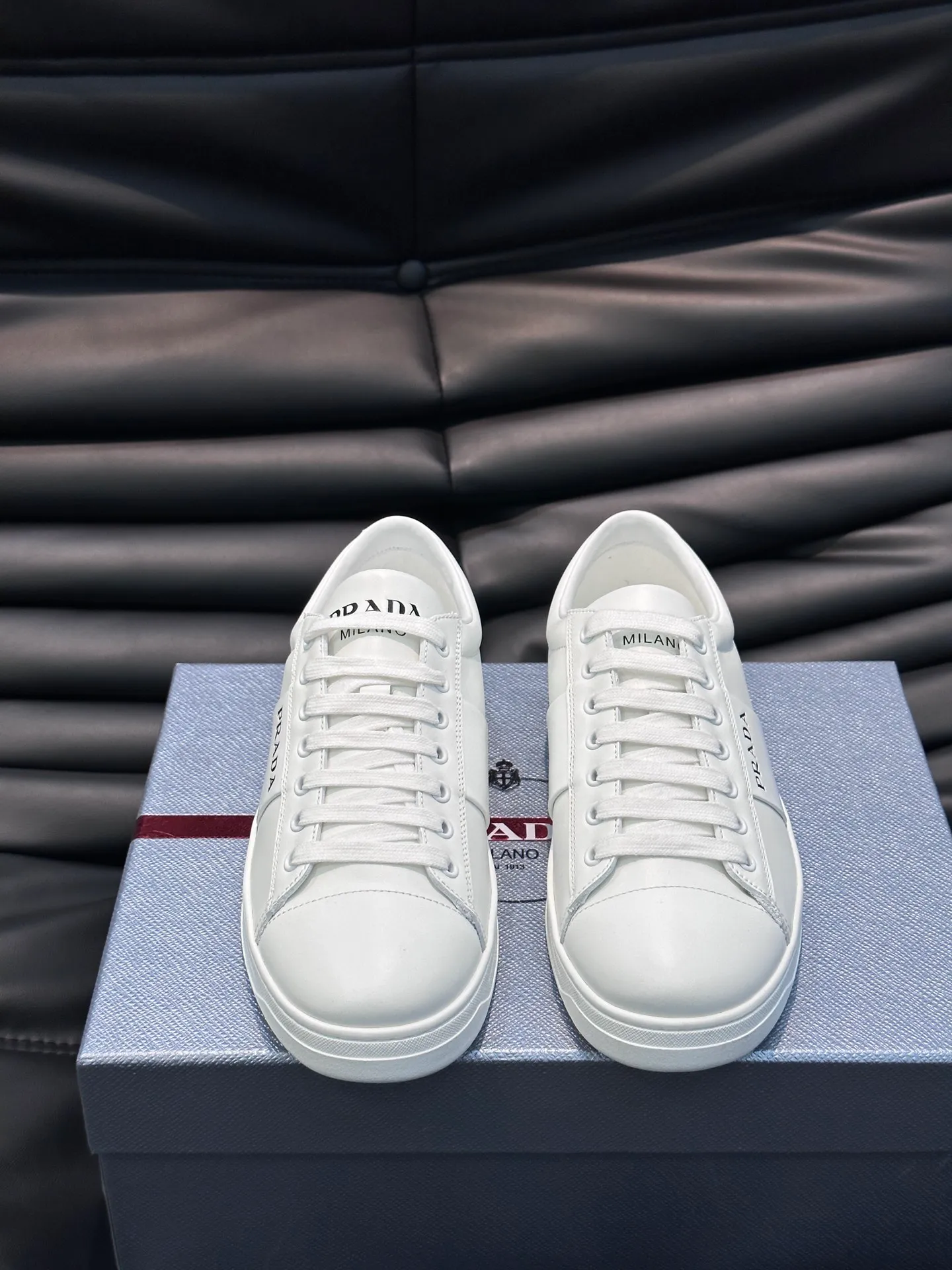 Men's shoes 💰p360 "Men's shoes 💰pRAD*" Prada's new high-end men's casual sports shoes. This leather sports shoe uses calfskin upper. The body of the shoe interprets the Prada letter brand logo from multiple angles. The brand logo is embellished on one side of the upper, all explaining the brand style. Sheepskin lining, lightweight, comfortable and durable! Size: 38-44